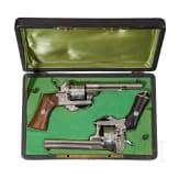 Zwei sechs- und achzehnsch&uuml;ssige Lefaucheux-Revolver im Kasten, Belgien, um 1860