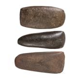 Drei neolithische Steinbeile, England und Dänemark, ca. 4700 - 2200 v. Chr.