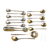 14 silberne Löffel, Zuckerzange, Gewürzbehälter, Russland, um 1820 bzw. zwischen 1840 und 1910