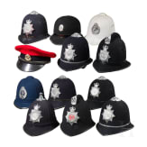Zw&ouml;lf Polizei-Kopfbedeckungen, Gro&szlig;britannien/Neuseeland, 20. Jhdt.