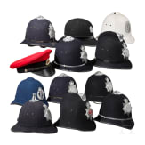 Zw&ouml;lf Polizei-Kopfbedeckungen, Gro&szlig;britannien/Neuseeland, 20. Jhdt.