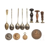 F&uuml;nf L&ouml;ffel, drei Petschaften, vier Medaillen, eine Kanone, 19. Jhdt.