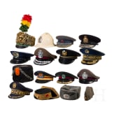 Konvolut 16 internationale Kopfbedeckungen etc., 20. Jhdt.