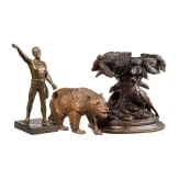 Bronzierte Figur eines Sportlers sowie zwei Holzschnitzereien Jagd, deutsch, Anfang 20. Jhdt.