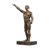 Bronzierte Figur eines Sportlers sowie zwei Holzschnitzereien Jagd, deutsch, Anfang 20. Jhdt.