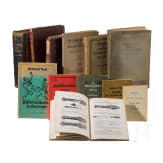 Zw&ouml;lf Schusswaffenb&uuml;cher