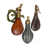 Zwei Pulverflaschen und ein Schrotbeutel, deutsch, 18./19. Jhdt.