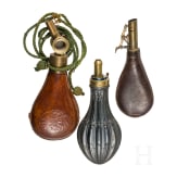 Zwei Pulverflaschen und ein Schrotbeutel, deutsch, 18./19. Jhdt.