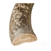 Geschnitzte Z&uuml;ndkrautflasche aus einem Eberzahn, fl&auml;misch, um 1850