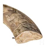 Geschnitzte Z&uuml;ndkrautflasche aus einem Eberzahn, Fl&auml;misch, um 1850