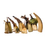 Neun Pulverflaschen und ein Jagdhorn, deutsch, 19. Jhdt.