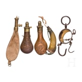 Kleine Sammlung Pulverflaschen und Zubeh&ouml;r, 19. Jhdt.