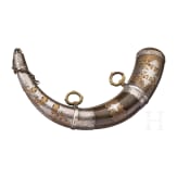 Messing- und silbermontiertes Pulverhorn, Marokko, 19. Jhdt.
