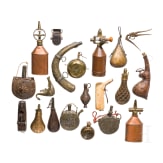 F&uuml;nfzehn Pulverflaschen und eine Schie&szlig;falle, europ&auml;isch/orientalisch, 19./20. Jhdt.