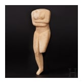 Weibliches Kykladenidol des Typs Kapsala aus Marmor, Griechenland, ca. Mitte 3. Jtsd. v. Chr.