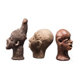 Drei Terrakottaköpfe aus Nigeria, darunter einer im Ife-Stil