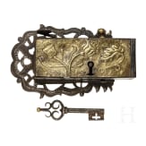 T&uuml;rschloss mit getriebener Messingplatte, deutsch, 1. H&auml;lfte 18. Jhdt.
