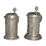 Zwei gravierte Walzenkr&uuml;ge aus Zinn, Bayern, datiert 1715 und 1720