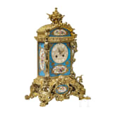 Bronze-Pendule mit S&egrave;vres-Porzellaneinlagen, Frankreich, 2. H&auml;lfte 19. Jhdt.