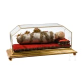 Fatschenkindl mit Wachskopf, in Vitrine, s&uuml;ddeutsch, 19. Jhdt.
