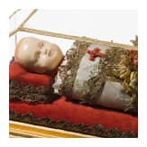 Fatschenkindl mit Wachskopf, in Vitrine, s&uuml;ddeutsch, 19. Jhdt.