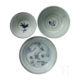 Zwei Schalen und ein Teller mit wei&szlig;-blauer Dekoration, China, 16. - 17. Jhdt.