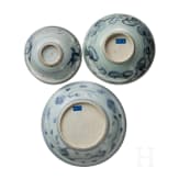 Zwei Schalen und ein Teller mit wei&szlig;-blauer Dekoration, China, 16. - 17. Jhdt.