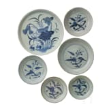 Ein Teller und f&uuml;nf Sch&auml;lchen mit wei&szlig;-blauer Dekoration, China, 16. - 17. Jhdt.