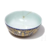 Blaugrundiges Teesch&auml;lchen mit Vergoldung und Qianlong-Sechszeichenmarke, China, 1736 - 1795
