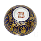 Blaugrundiges Teesch&auml;lchen mit Vergoldung und Qianlong-Sechszeichenmarke, China, 1736 - 1795