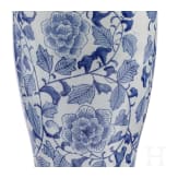 Bodenvase mit blau-wei&szlig;er Unterglasurmalerei, China, 19. - 20. Jhdt.