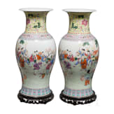 Ein Paar gemarkte Famille rose Vasen, China, um 1920