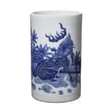 Wei&szlig;-blaue Vase mit Fo-Hund, China, um 1900 - 1920