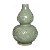 Eine reliefdekorierte Longquan Doppelk&uuml;rbisvase, China, 20. Jhdt.