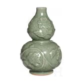 Eine reliefdekorierte Longquan Doppelk&uuml;rbisvase, China, 20. Jhdt.