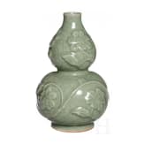 Eine reliefdekorierte Longquan Doppelk&uuml;rbisvase, China, 20. Jhdt.