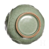 Eine reliefdekorierte Longquan Doppelk&uuml;rbisvase, China, 20. Jhdt.