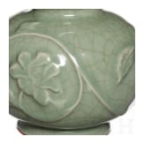 Eine reliefdekorierte Longquan Doppelk&uuml;rbisvase, China, 20. Jhdt.