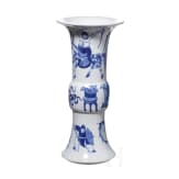 Wei&szlig;-blaue Gu-Vase, China, 20. Jhdt.