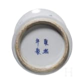 Wei&szlig;-blaue Gu-Vase, China, 20. Jhdt.