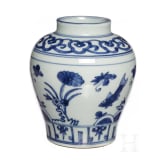Kleine blau-wei&szlig;e Vase, China, sp&auml;te Qing-Dynastie, fr&uuml;he Republik