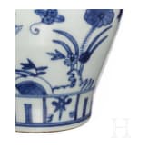 Kleine blau-wei&szlig;e Vase, China, sp&auml;te Qing-Dynastie, fr&uuml;he Republik