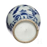 Kleine blau-wei&szlig;e Vase, China, sp&auml;te Qing-Dynastie, fr&uuml;he Republik