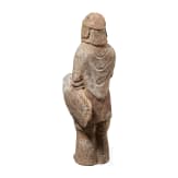 Tonfigur eines Kriegers mit Schild, China
