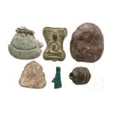 F&uuml;nf Amulettanh&auml;nger und eine Bronzeperle, alt&auml;gyptisch, 2. - 1. Jtsd. v. Chr.