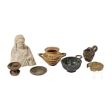 Vier Miniaturgef&auml;&szlig;e, eine Votivfigur und zwei Deckel, Unteritalien, 4. - 3. Jhdt. v. Chr.