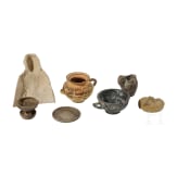 Vier Miniaturgef&auml;&szlig;e, eine Votivfigur und zwei Deckel, Unteritalien, 4. - 3. Jhdt. v. Chr.