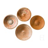 Vier Teller, zwei mit Bemalung, hellenistisch, 3. &ndash; 1. Jhdt. v. Chr.