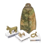Zwei Tierfiguren, eine Glocke und ein Ring, 1. Jtsd. v. Chr. - 1600 n. Chr.
