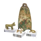 Zwei Tierfiguren, eine Glocke und ein Ring, 1. Jtsd. v. Chr. - 1600 n. Chr.